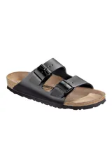 Sandalias Birkenstock Arizona de cuero negro con hebillas ajustables y plantilla anatómica de corcho.