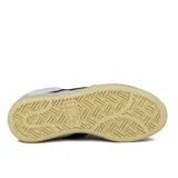 Zapatilla de caña alta Diadora Heritage modelo Mi Basket, color blanco con detalles en azul marino, beige y rojo. Presenta un acabado envejecido en la suela de goma. En la lengüeta se observa un gráfico en blanco y negro de una figura masculina.