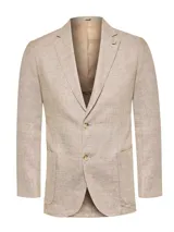 Blazer de corte regular confeccionado en lino orgánico color beige melange. Presenta cuello sastre, cierre frontal de dos botones, tres bolsillos frontales y un prendedor de madera en la solapa.