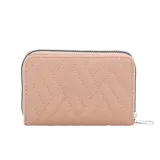Billetera rectangular color beige con diseño acolchado de costuras geométricas y cierre perimetral. Incluye etiqueta frontal con el logo de la marca.