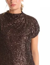 Blusa de cuello redondo y manga corta, completamente cubierta de lentejuelas en color marrón oscuro. Presenta un diseño de corte recto y forro interno a tono.