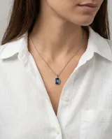 Collar de acero con cadena fina y dije rectangular con circonia color azul profundo en engaste biselado.