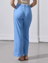 Pantalón blanco de tejido suave, corte ancho y pretina elastizada.