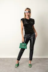 Blusa italiana de terciopelo negro con apliques de brillos plateados.