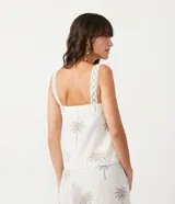 Musculosa blanca de algodón con estampado de palmeras, escote cuadrado y tirantes anchos contrastantes.