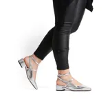 Zapato de vestir negro charol con punta fina, dos tiras finas sobre el empeine y taco bajo cuadrado.