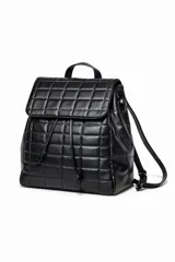 Mochila negra de diseño acolchado con patrón de cuadros, cierre de solapa con cordón ajustable y asa superior.