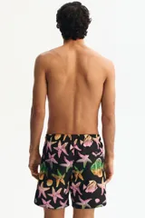 Short de baño negro con estampado de peces y estrellas de mar, con cintura elástica y cordón de ajuste.