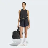 Short deportivo Adidas D4T Workout Go To 2 en 1 de color negro, con cintura elástica, aberturas laterales y calza interior incorporada.