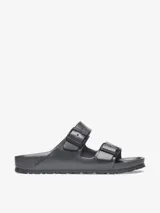 Sandalias Birkenstock Arizona EVA de goma color negro, con doble tira ajustable con hebillas.