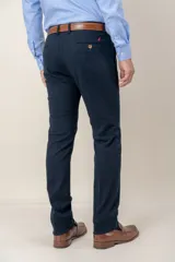 Pantalón de algodón twill con corte slim fit, color beige, de diseño clásico con bolsillos laterales y traseros.