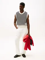 Chaleco de punto calado a rayas horizontales blancas y negras, con cuello redondo y logo de la marca bordado en el pecho.