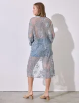 Kaftan largo de micro tul bordado color celeste, con mangas 3/4 y lazo de ajuste en la cintura.