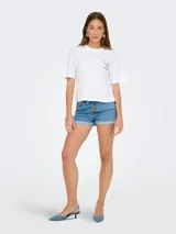 Remera blanca de manga corta con cuello redondo y estampado azul en la espalda con la leyenda "Ventura Palms Sandwich Shop" y el dibujo de un sándwich.