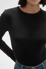 Body de manga larga confeccionado en poliamida, con diseño al cuerpo y cuello redondo a la base.