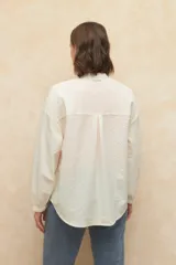 Camisa blanca texturizada de manga larga y cuello mao, con botones de nácar.