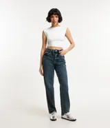 Pantalón de jean azul oscuro, de corte recto, con cintura con trabillas, cierre de botón y cremallera, y bolsillos delanteros y traseros.