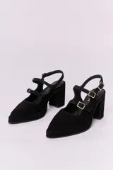 Zapatos de tacón tipo Mary Jane en gamuza color marrón, con doble tira con hebillas metálicas doradas sobre el empeine, punta cuadrada y taco bloque alto.