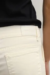 Pantalón de jean color crudo, de corte palazzo con aberturas en el ruedo y bolsillos laterales.