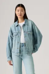 Campera de denim Levi's modelo 90S Trucker, color celeste con lavado claro, corte oversize, bolsillos frontales con solapa y cierre de botones metálicos.