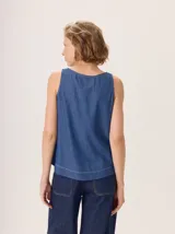 Top sin mangas de corte holgado y relajado, con escote en V. Confeccionado en tejido de algodón con acabado tipo denim.