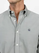 Camisa de micropana celeste para hombre, de corte regular fit y manga larga. Cuenta con cuello abotonado, cierre frontal con botones y detalle de vivo liso en el interior de los puños.