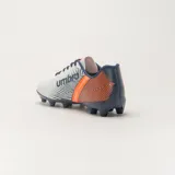 Championes de fútbol Umbro ILLUSION, color negro con detalles en naranja y logo blanco.