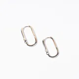 Par de aros plateados con forma rectangular redondeada.