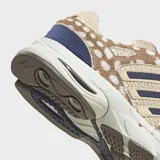 Championes Adidas Adistar Control 5 con diseño retro inspirado en los años 2000. Presenta parte superior de malla transpirable color beige con estampado animal print de leopardo, capas superpuestas de cuero peludo, las tres tiras características de la marca en azul marino y cordones oscuros.