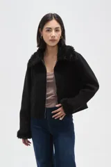 Campera de color marrón con cierre frontal, cuello y puños con detalle de piel sintética en tono beige.