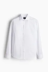 Camisa blanca de manga larga, corte ajustado (slim fit), con cuello italiano y tapeta lisa con botones frontales.