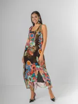 Vestido largo tipo musculosa confeccionado en seda italiana, con diseño de flores abstractas en tonos saturados y nudo regulable en el hombro.