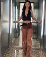 Pantalón de pierna ancha, color marrón brillante y semitransparente.