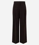 Pantalón de sastrería tipo wide leg de color negro con estampado de rayas diplomáticas blancas, corte recto y amplio, pinzas frontales y trabillas para cinturón.