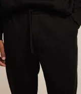 Pantalón de corte recto confeccionado en tejido de algodón y poliéster, con cintura elástica ajustable mediante lazo y bolsillos laterales.