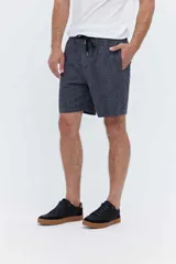 Bermuda estilo chino confeccionada en mezcla de lino y algodón, color azul melange, de corte suelto, cintura elastizada con cordón ajustable y pinzas delanteras.