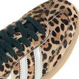 Championes Adidas modelo Samba OG W con diseño de estampado animal print de leopardo. Presenta las icónicas tres rayas laterales en color blanco, cordones oscuros y suela de caucho color caramelo.