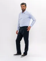 Pantalón de vestir de corte recto, color azul marino, con cierre de cremallera y botón, y bolsillos laterales.