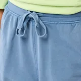 Short de felpa azul con bolsillos laterales y cintura elástica ajustable con cordón.