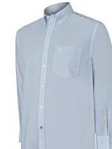 Camisa de manga larga RKF para hombre, de color celeste con finas rayas blancas, cuello button-down, bolsillo en el pecho con logo bordado y cierre frontal con botones.