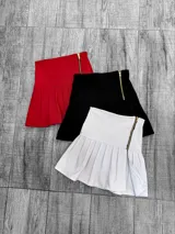 Minifalda tableada de bengalina color rojo, negro y blanco, con cierre metálico lateral.