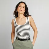 Musculosa a rayas horizontales blancas y negras, con breteles anchos y escote redondo.