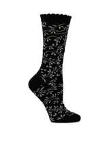 Medias de largo medio color negro con estampado de ramas y hojas en gris. Presentan un borde superior con terminación ondulada.
