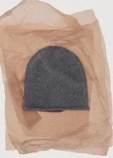 Gorro tipo beanie de punto, confeccionado en 100% cachemira, con diseño minimalista y borde enrollado.