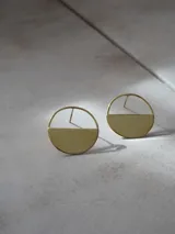 Aros abridores dorados de diseño geométrico en forma de círculo con la mitad inferior sólida y cierre de presión.