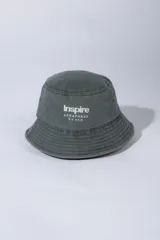 Gorro piluso de gabardina color verde militar, con bordado frontal en blanco con la inscripción 'Inspire Greatness by vcp'.