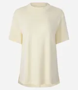 Remera de manga corta con cuello redondo, confeccionada en algodón peruano con acabado suedine. Diseño minimalista y sin estampas.