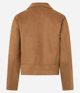 Campera estilo biker de gamuza sintética color verde militar, con cierre frontal asimétrico, cuello con solapas y botones de presión metálicos.