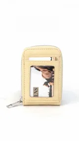 Tarjetero de diseño compacto en color tostado, con cierre perimetral metálico y visor frontal transparente para identificación o tarjetas.