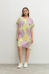 Vestido corto con estampado floral en tonos amarillo, verde y lila.